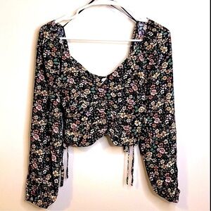 NWT Elodie Black Floral Long Sleeve Crop Top Size Small
